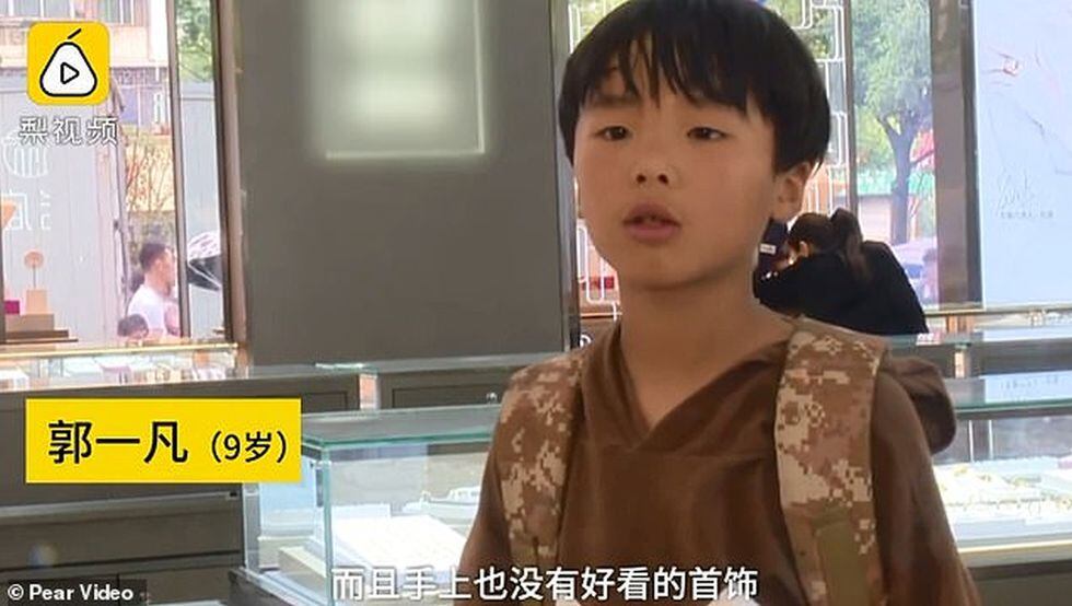 Niño compra anillo a su mamá pagando con cientos de monedas tras romper sus dos alcancías