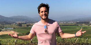 Diego Boneta y Mayte Rodríguez no ocultan su amor y son captados en apasionado beso | FOTOS
