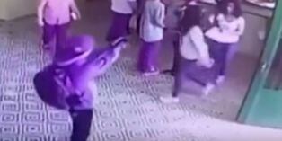 Brasil: El preciso instante en el que exalumnos entran a colegio con pistolas y armas medievalesy matan a 8