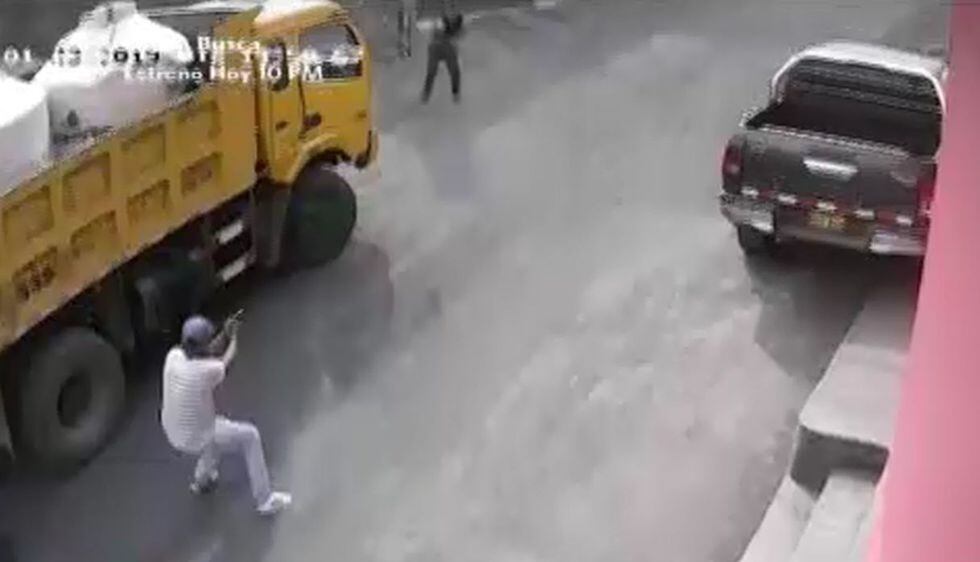 Empresario hace correr a sicarios extranjeros que llegaron a su negocio en San Juan de Lurigancho para matarlo. Foto: Captura de América Noticias