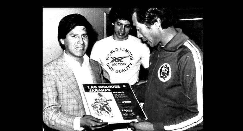 Mendocha y Man Bok Park cuando le regaló un disco de jaranas peruanas.