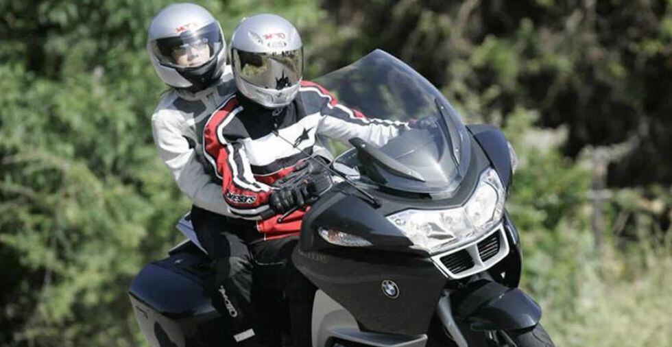 5 recomendaciones para viajar seguro con un pasajero en la moto