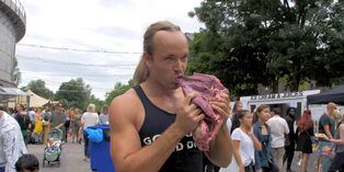 Facebook viral: hombre protesta contra festival de comida vegetariana comiendo carne cruda frente a todos