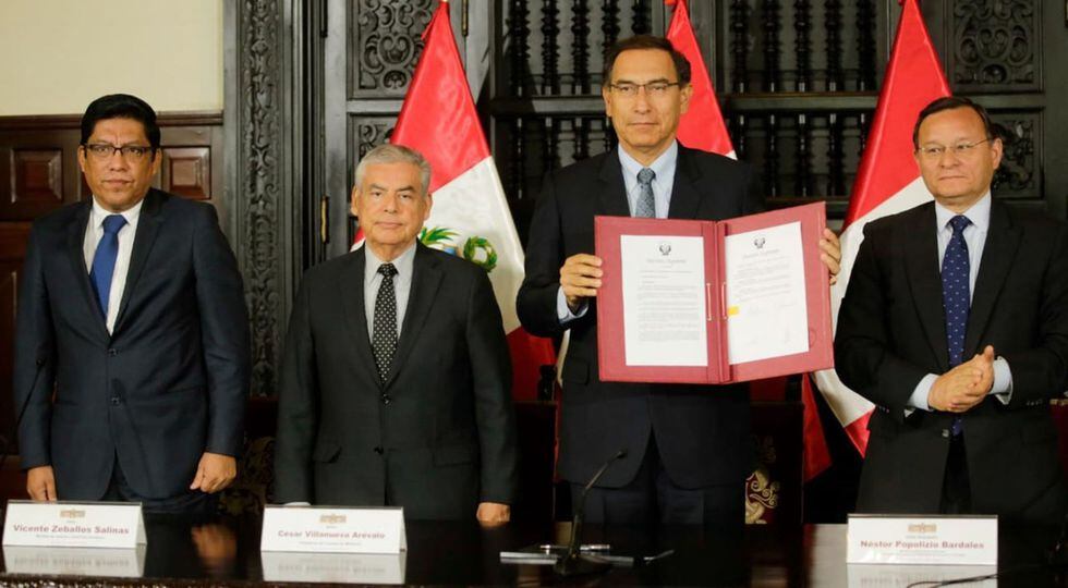 Martín Vizcarra llamó a referéndum para el 9 de diciembre.