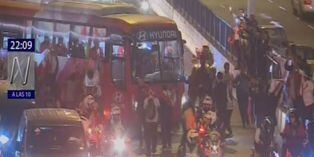 Selección peruana llegó a Lima y desató histeria colectiva en hinchas | VIDEO