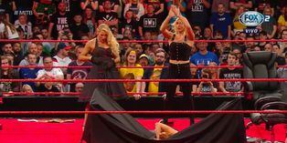 WWE: Charlotte y Lacey Evans destruyen una mesa con el cuerpo de Becky Lynch | VIDEO