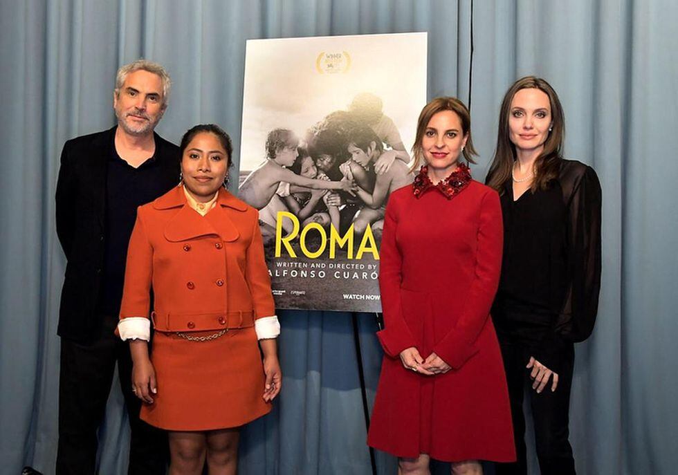Angelina Jolie posando al lado de las actrices y director de "Roma". (Foto: Instagram)