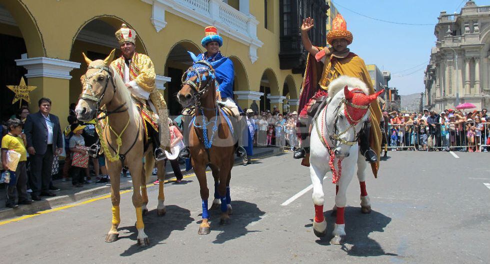 Los suboficiales PNP Juan Polo, Franklin Pizarro y Pablo Villa, de la Policía Montada, representaron a los ‘reyes magos’ Gaspar, Melchor y Baltasar. (FOTOS Y VIDEO: Isabel Medina)