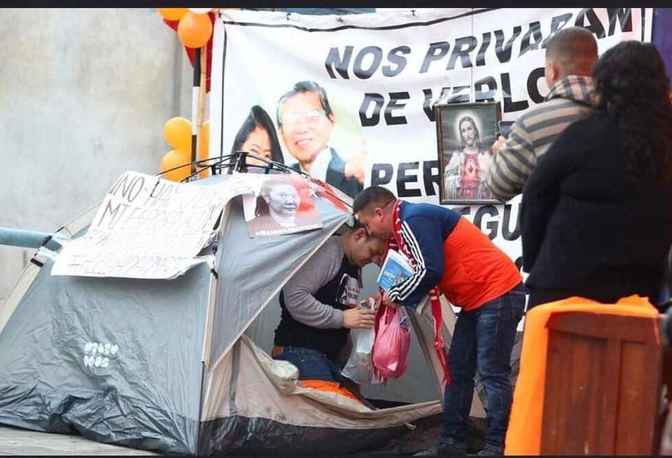 ¿Mark Vito es captado recibiendo comida en plena huelga de hambre?