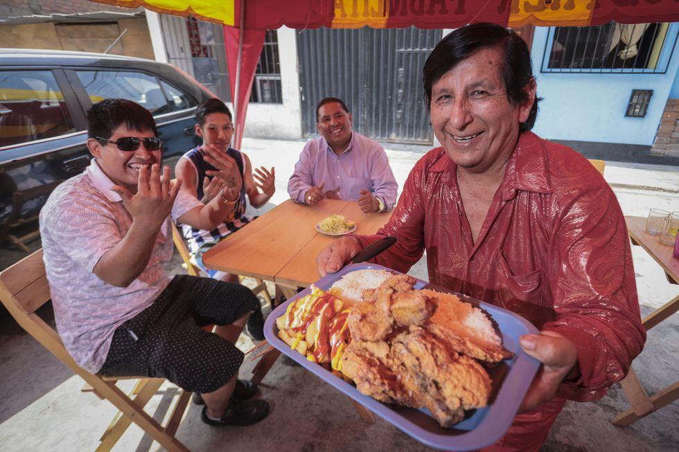 'Chacal' vende pollo broaster, en San Juan de Lurigancho.