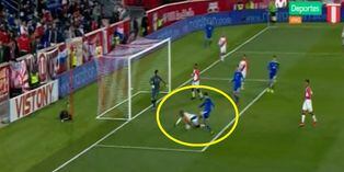 Luis Advíncula enloquece y se lanza de cara para evitar gol guaraní en el Perú vs Paraguay