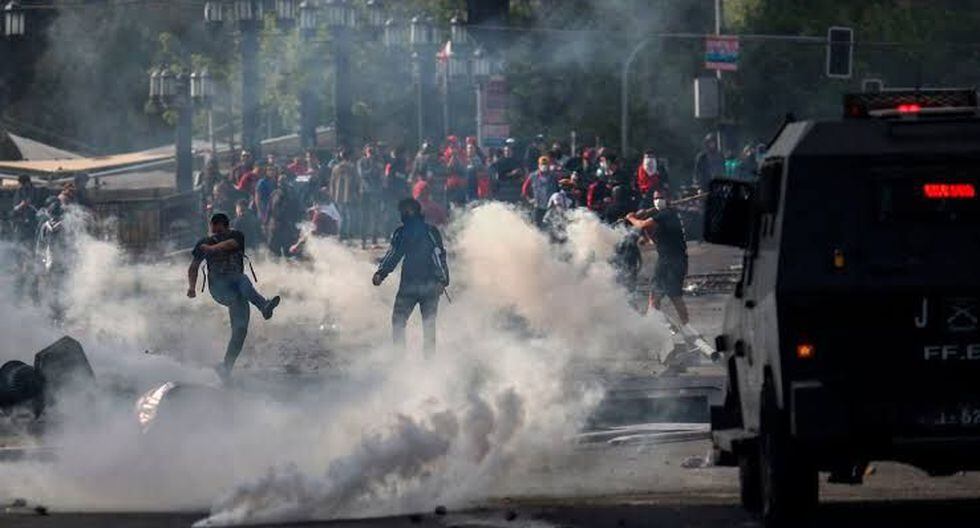 Las autoridades intentaban repeler los saqueos, pero por momentos parecían desbordados. (Foto: AFP)