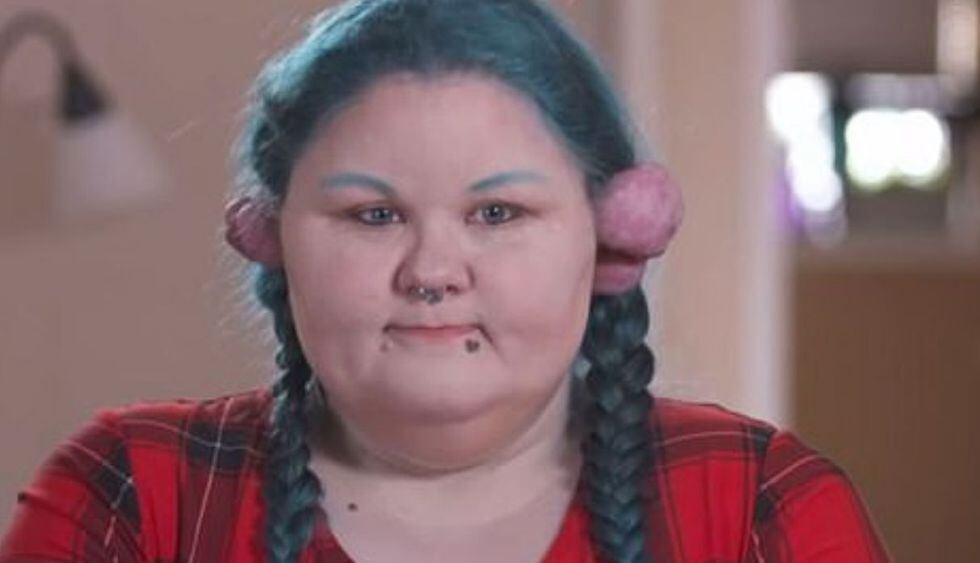 Sus orejas comenzaron a crecer sin control por los piercings que se hizo hace 11 años. Foto: Captura de pantalla de video de The Sun
