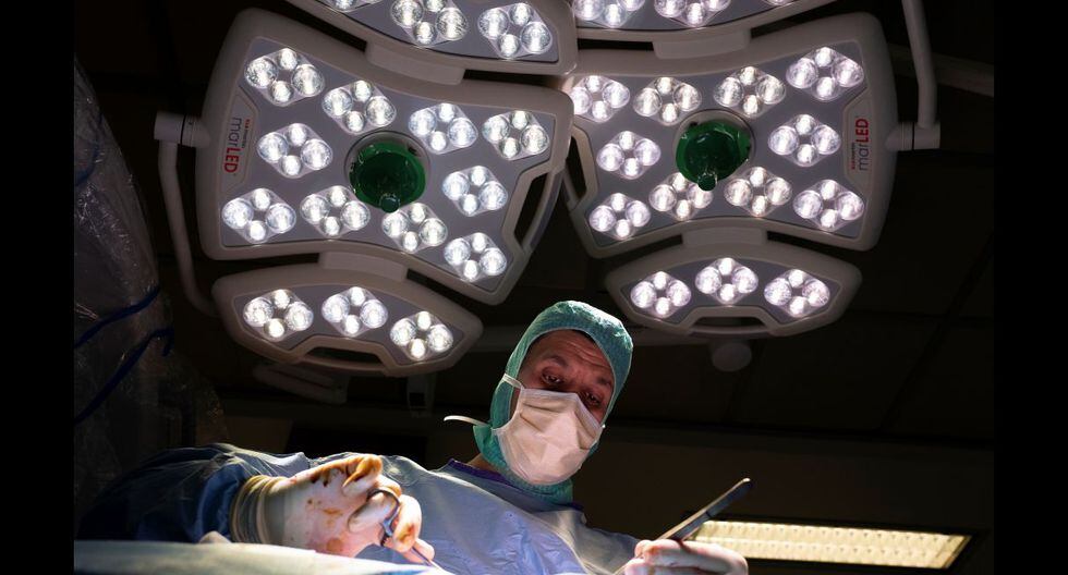 Médico operando (Foto referencial: AFP)