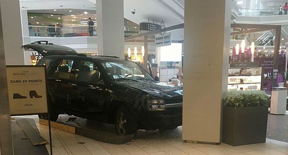 Un sujeto generó pánico en un centro comercial de Chicago al conducir su camioneta dentro del establecimiento. (Foto: @nbcchicago)