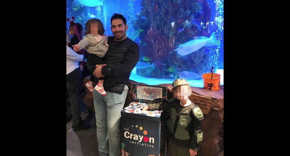 Papá deja encerrados a sus hijos de 3 y 7 años dentro de su auto