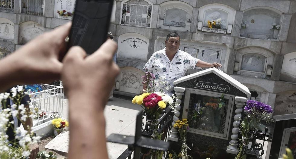 Cementerios repletos por visitantes en el 'Día de los Muertos'