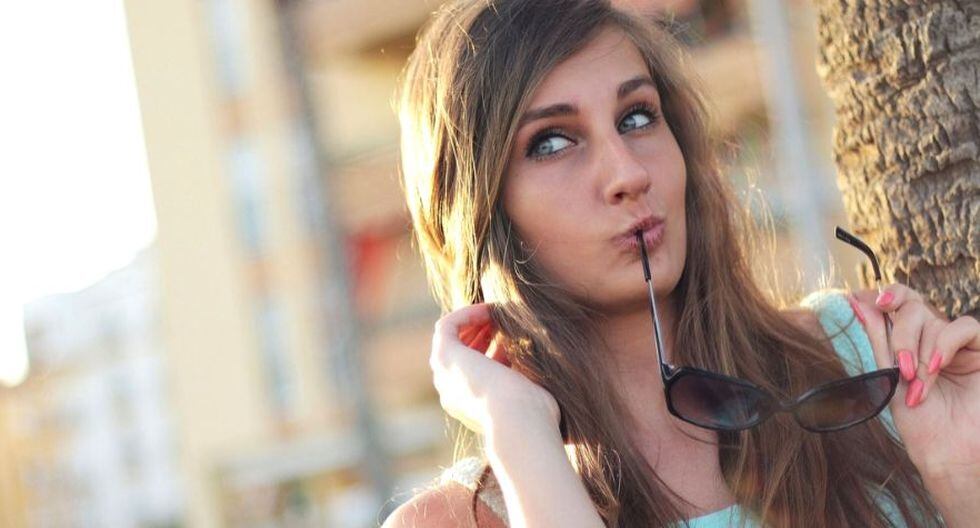 El uso de gafas y sombrero te permitirá proteger las zonas más sensibles del rostro. (Foto: Pixabay)