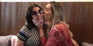 ¡Parecen hermanas! Alejandra Guzmán posa en bikini a sus 50 años al lado de su hija | FOTOS