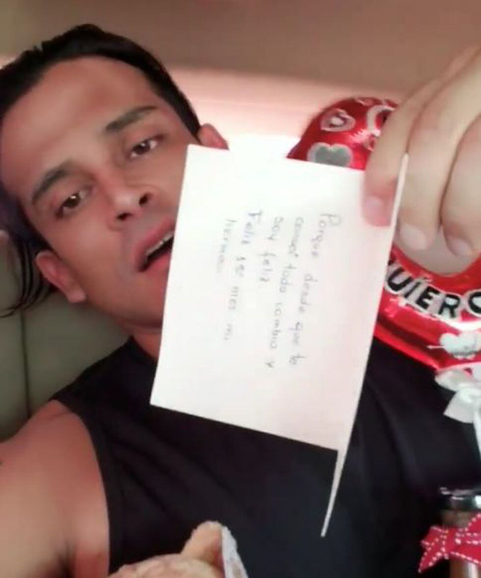 Christian Domínguez mostró la tarjeta de regalo que le dio Pamela Franco