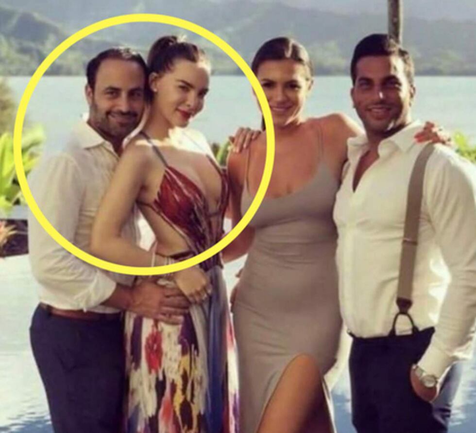 Belinda posa sonriente con cirujano.