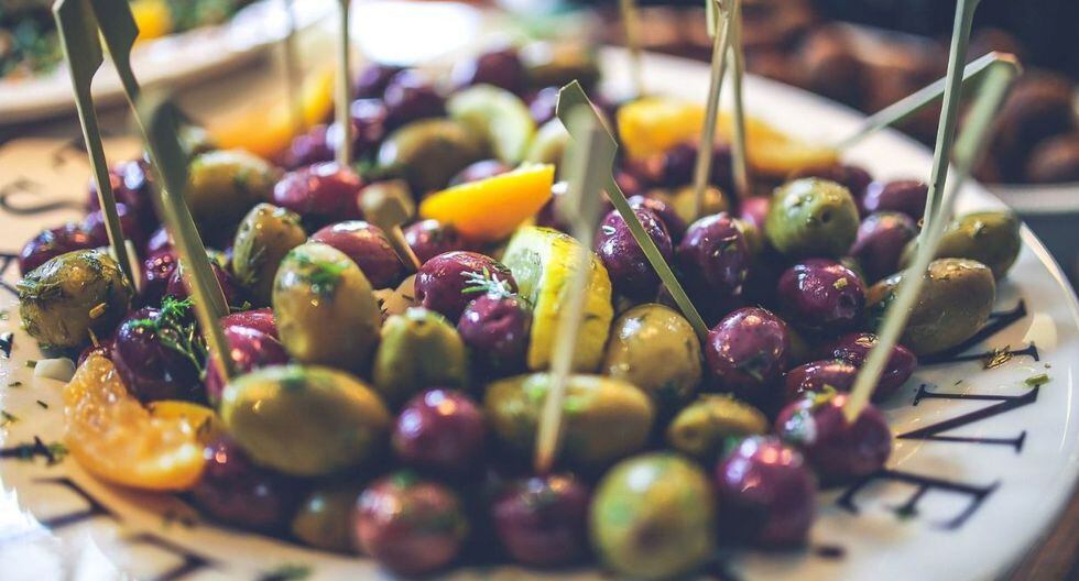 ¿Piqueos? Se sugiere que sean aceitunas, queso fresco, frutos secos, maní tostado o guacamole (sin mayonesa) con apio, zanahoria o papas al horno. (Foto: Pixabay)
