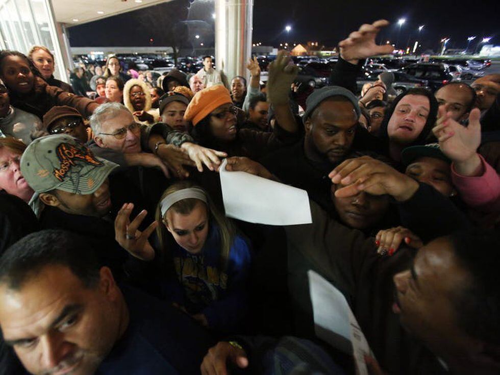 Durante este día, las personas suelen ser aplastadas, ya que quieren ser los primeros en ingresar a las tiendas (Foto: AFP)
