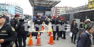 Cercado de Lima: Policía motorizado muere tras estrellarse con miniván a pocos metros de estación del Metropolitano