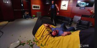 WWE: Roman Reings malogró la fiesta de Shane McMahon y destruyó una mesa con el cuerpo de Drew McIntyre | VIDEO