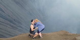 La aterradora pedida de mano de un joven a su novia durante visita a un volcán activo