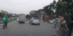 Alardeaba su habilidad con motocicleta y terminó chocando con camión | FOTOS | VIDEO