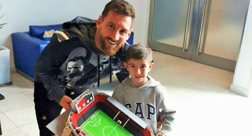 Lionel Messi se sorprendió con inusual regalo que le trajo una niño