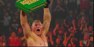 Brock Lesnar aparece sorpresivamente en Money in the Bank y captura el maletín en la lucha de escaleras | VIDEO