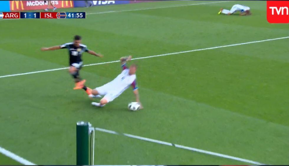 Árbitro no cobró mano dentro del área. (Autor: FIFA / Fuente: TVN Chile)
