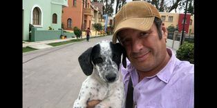 Lucho Cáceres demuestra su lado más tierno: Recogió perrito en la carretera y le busca un hogar | FOTOS