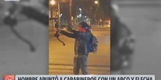 Hombre apuntó con arco y flecha a Carabineros de Chile durante protestas