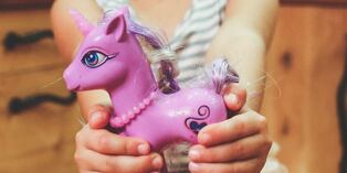 El conmovedor momento en que una niña ve a su madre disfrazada de unicornio