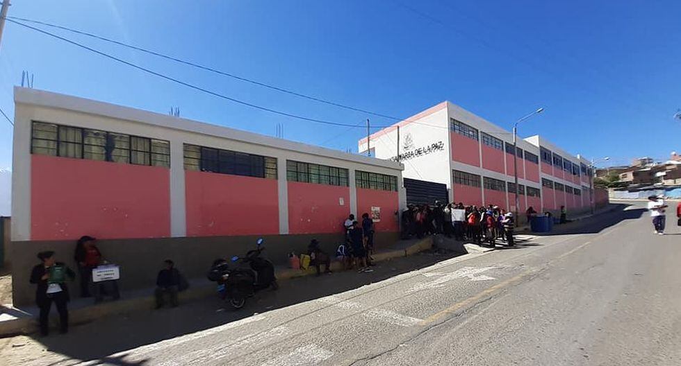 Maestro Ernesto Murillo Laura es acusado de golpear a 18 alumnos con un palo. (Foto: Facebook/AQP Informa)
