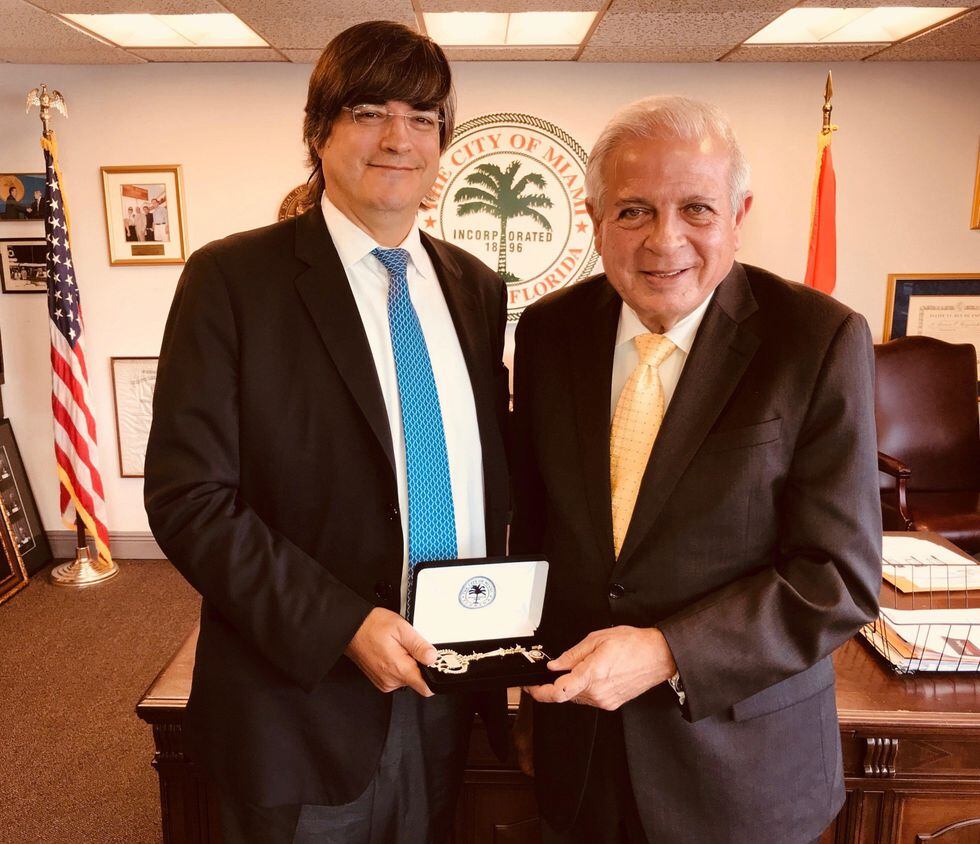 Jaime Bayly recibiendo las llaves de la ciudad de Miami. (EFE)