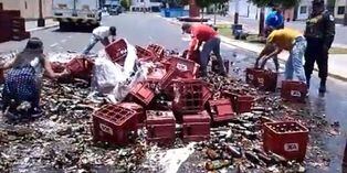 Callao: camión con cajas de cervezas se voltea y personas se llevan botellas que no se rompieron | VIDEO