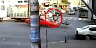 La Victoria: Auto a toda velocidad embiste a policía motorizado | VIDEO y FOTOS