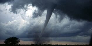 YouTube viral: Las increíbles tomas de un tornado grabadas desde el aire por un dron | VIDEO