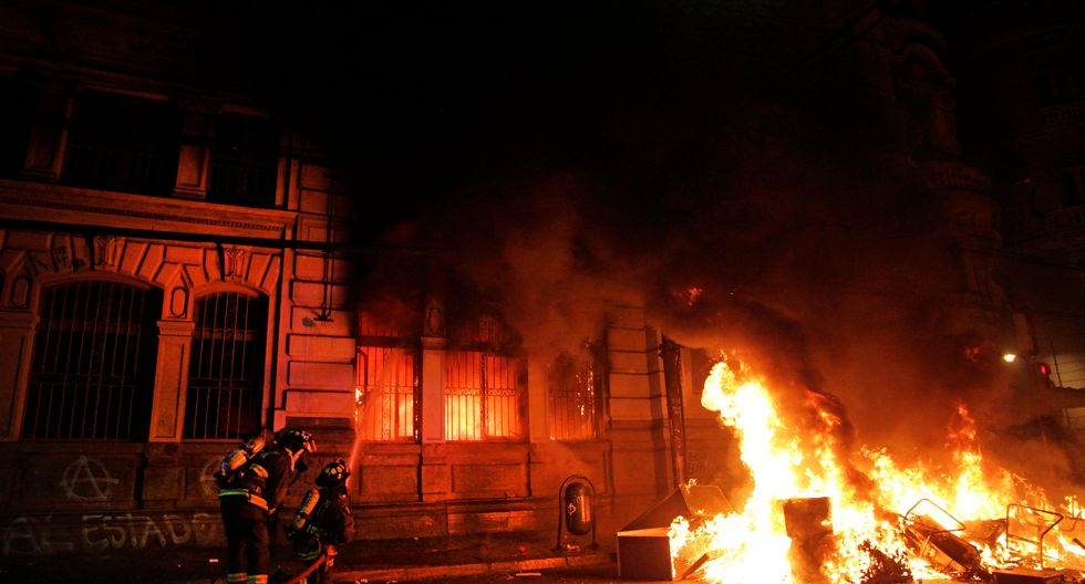 El edificio del diario 'El Mercurio' fue incendiado por manifestantes.(Foto: AFP)