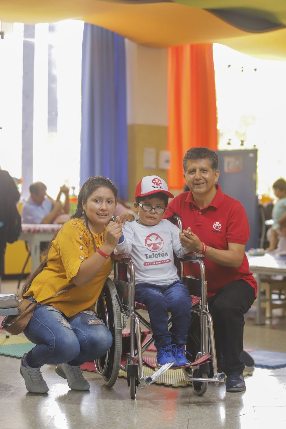 El hermano Isidro, Yaison y su mamá.