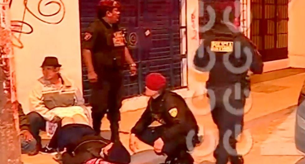 Mujer da a luz en plena calle de SMP. Foto: Captura de 90 Matinal