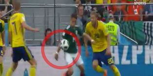 'Chicharito' Hernández: Polémica mano dentro del área no fue cobrada por árbitro tras revisar el VAR | VIDEO