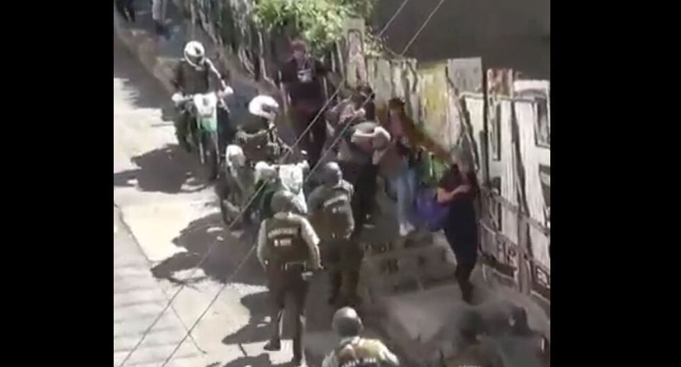 Chilenos fueron apaleados por los carabineros en una calle de Valparaíso. (Facebook)
