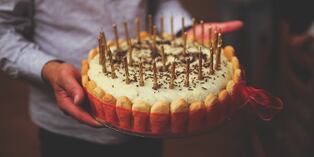 ¡OUCH! Cumpleañero recibió un chinchón de regalo tras apagar las velas de su pastel