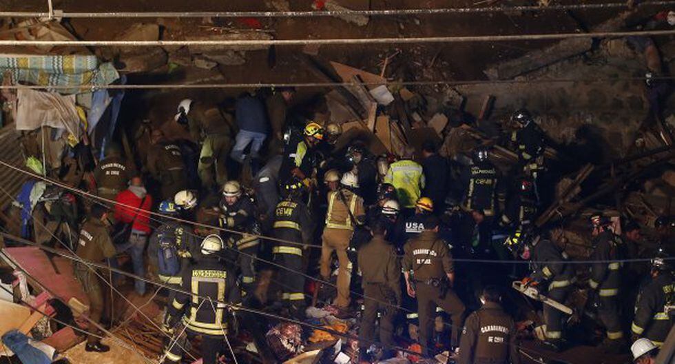 Imagen de Aton Chile muestra a los bomberos que trabajan en el sitio donde se derrumbó una casa tras un deslizamiento de tierra en una colina en Valparaíso. (Foto: AFP)