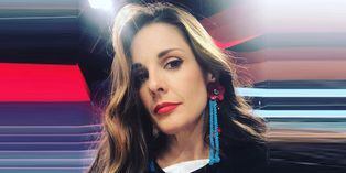 Rebeca Escribens conmovida con venezolana que le regaló pulserita con los colores de su bandera